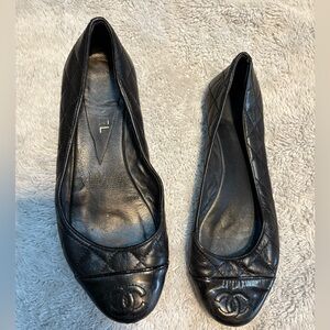 CHANEL Black Quilted Flats with Logo